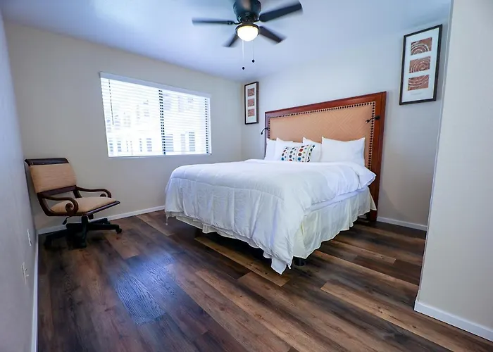 Venture On Country Club Apartment *